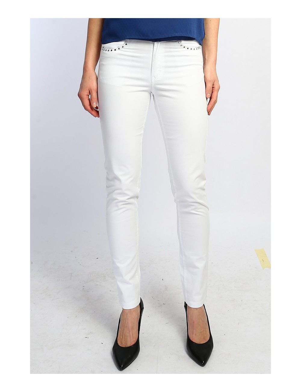 Pantalon slim blanc accessoires clous