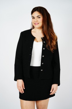 Jupe noire en tweed combinée à une veste