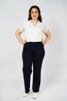 Pantalon noir idéal pour look professionnel ou décontracté.