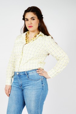 Chemise jaune et blanche cintrée imprimée pour femme.
