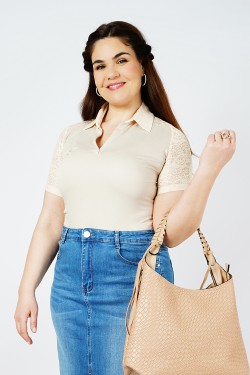 Polo Beige à Manches Courtes avec Dentelle Délicate aux Manches et au Col