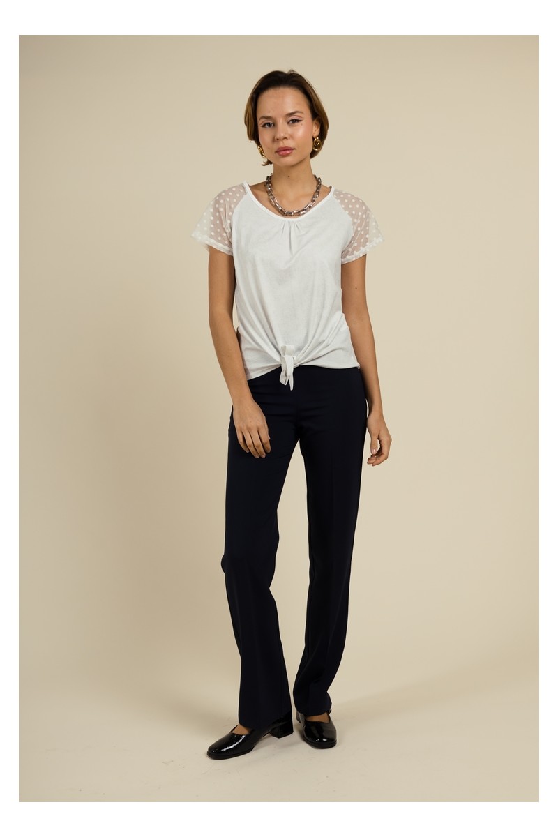 Tee-shirt blanc col rond avec des manchettes en dentelle