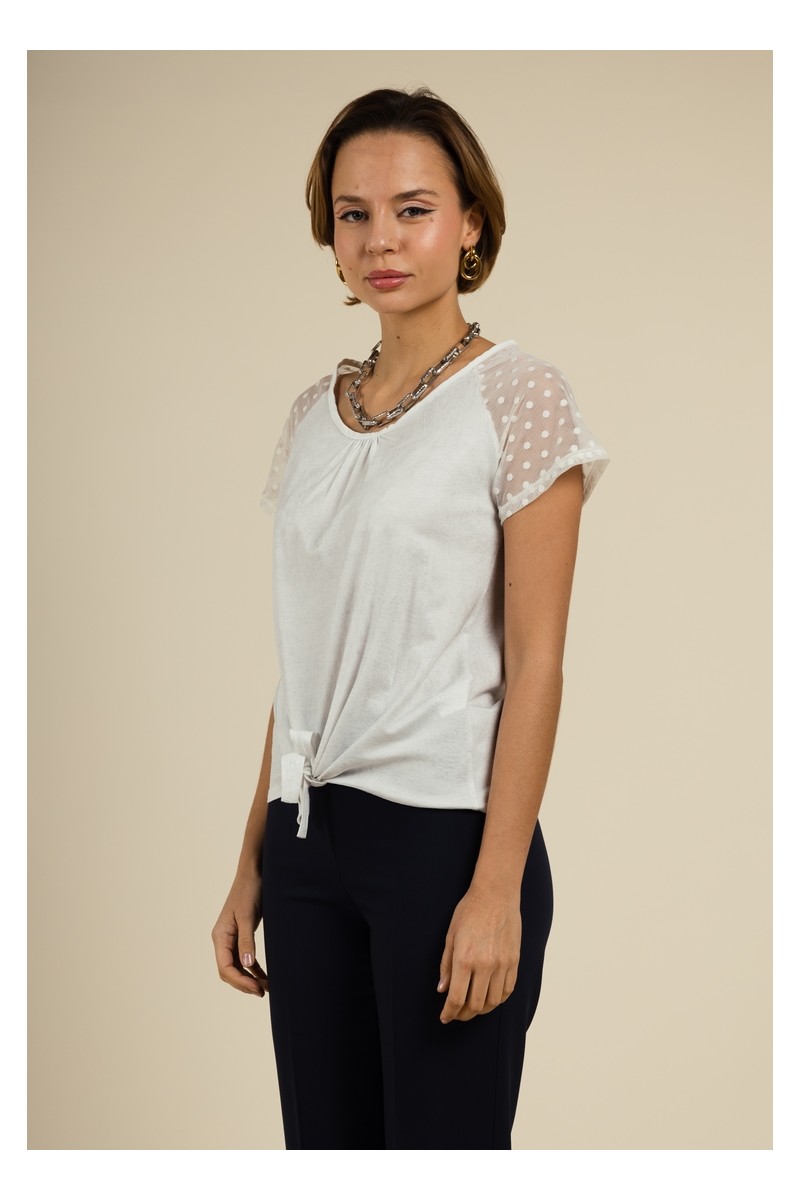 Tee-shirt blanc col rond avec des manchettes en dentelle