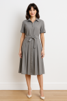 Robe grise mi-longue femme à col montant, manches courtes et ceinture