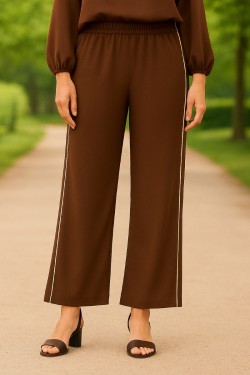 Pantalon marron taille élastique coupe droite fluide avec passepoile blanc