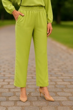 Pantalon pistache taille élastique coupe droite fluide avec passepoile blanc