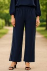 Pantalon marine femme coupe droite fluide avec bandes blanches – Fabriqué en France
