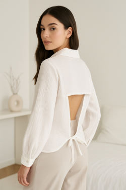 Chemise blanche en coton gaufré ouverte au dos